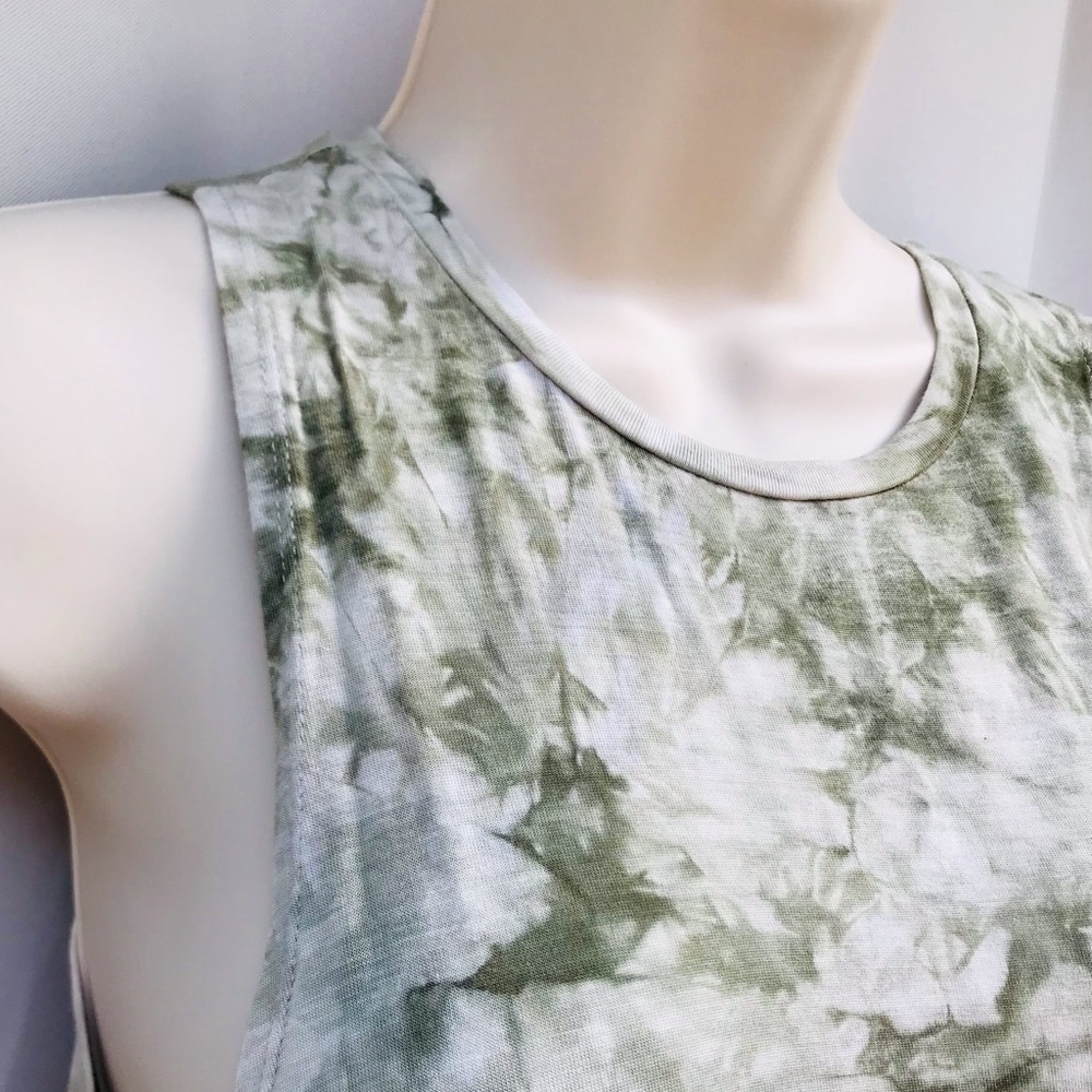 Women’s medium crop tank Green print Cute
